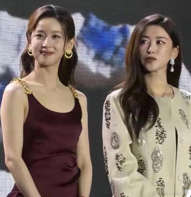 31岁的章泽天这次输惨了在众星云集的上海慈善晚宴上，谁都没想到她竟会败给，全身裹