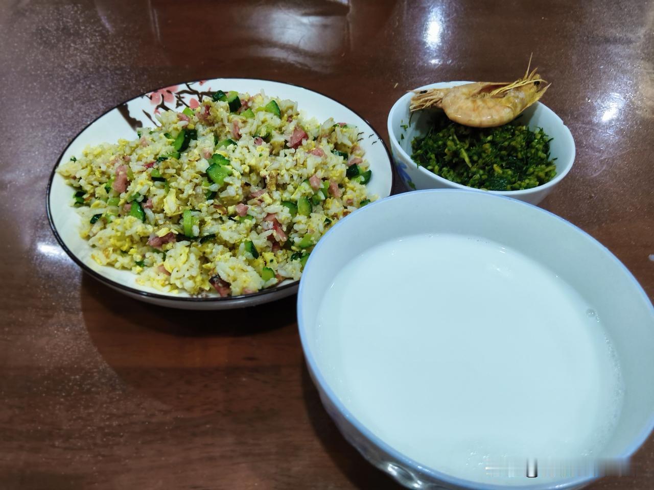 秋日生活打卡季早饭，蛋炒饭，黄瓜，葱花，红肠，俩鸡蛋，两勺大米饭。一碗奶粉，就着