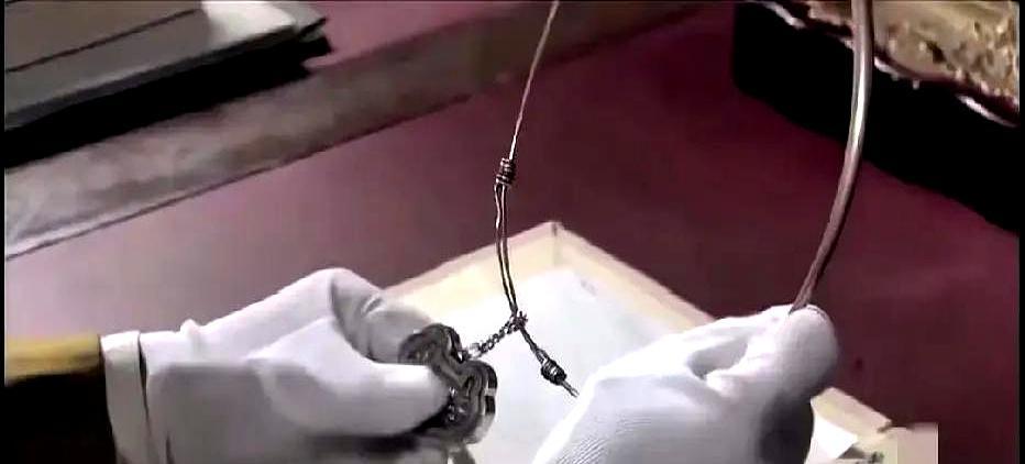 三亿人刷到一段母子互相开枪的短视频，全在屏幕前嚎。剧情一句话：当妈的给鬼子