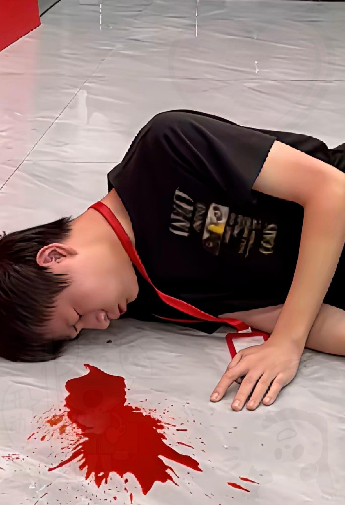 为了生活真的太拼了，简直是拿命换钱！[捂脸哭][捂脸哭][捂脸哭]男子