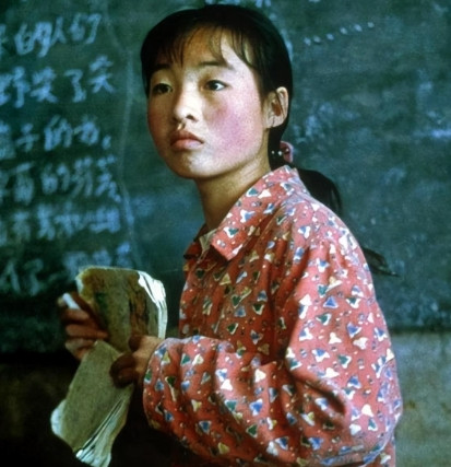 1999年，张艺谋捧红了农村女孩魏敏芝。拍完戏后，魏敏芝想进演艺圈，张艺谋却不同