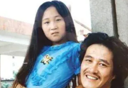 有一次，主持人问赵本山:"你和前妻离婚，是不是因为你如今成名了，就选择抛弃她？