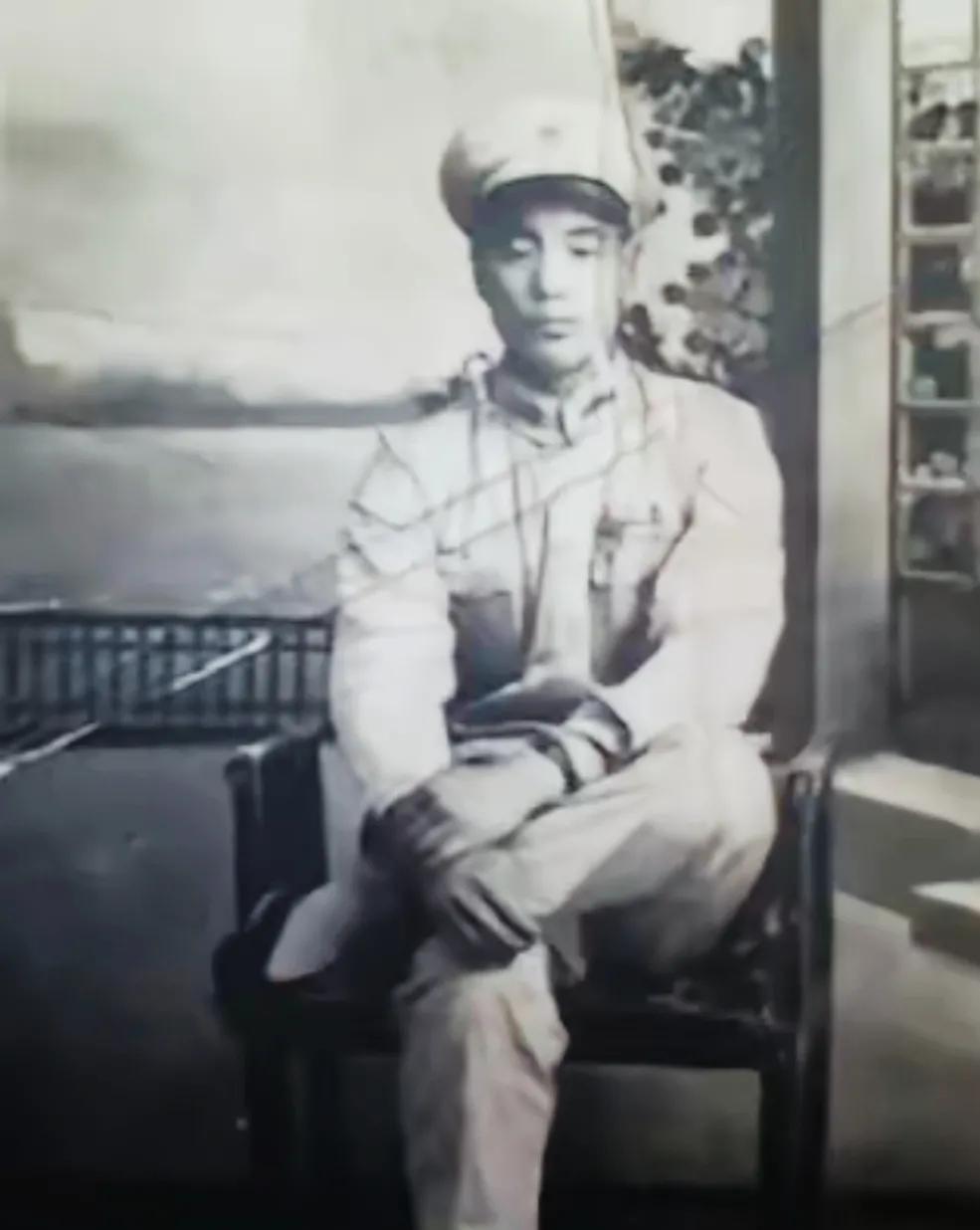 1944年的秋天，刑场上的泥土被血浸透了好几层。八路军干部陈克被反绑着跪在土坑前