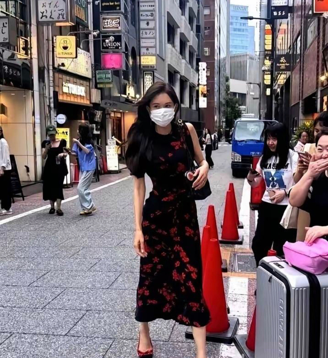 有网友在东京街头偶遇了林志玲，她现在怎么变成这样了啊？和以前气质完全不一样