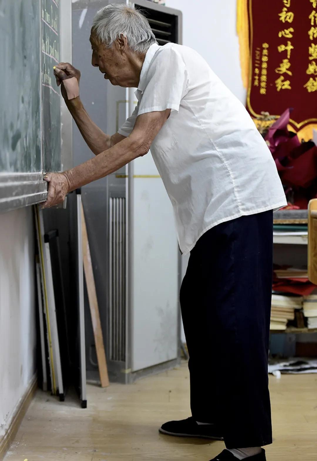 安徽，95岁老师免费给学生补课20年，却接到一个奇怪电话：“叶老师，你还活