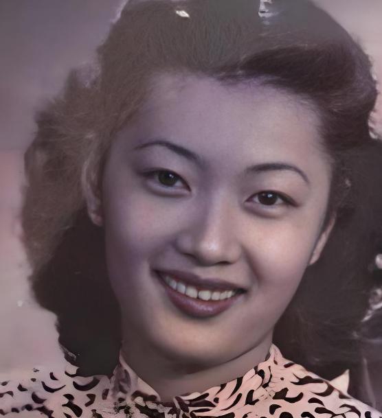 1946年，孔祥熙女儿逛公园遭军阀公子街头调戏，她立即举枪便射，两人互射十几发，