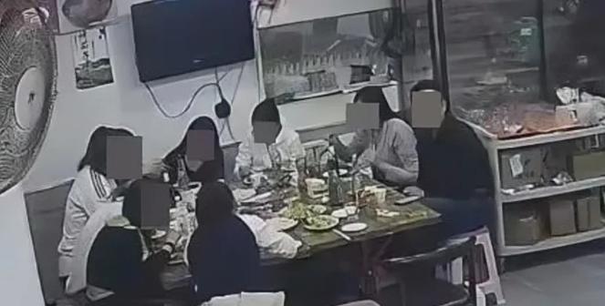 辽宁一男子，带着10个年经女子，到烧烤店聚餐，吃完后，男子让女子们先走，老板说1