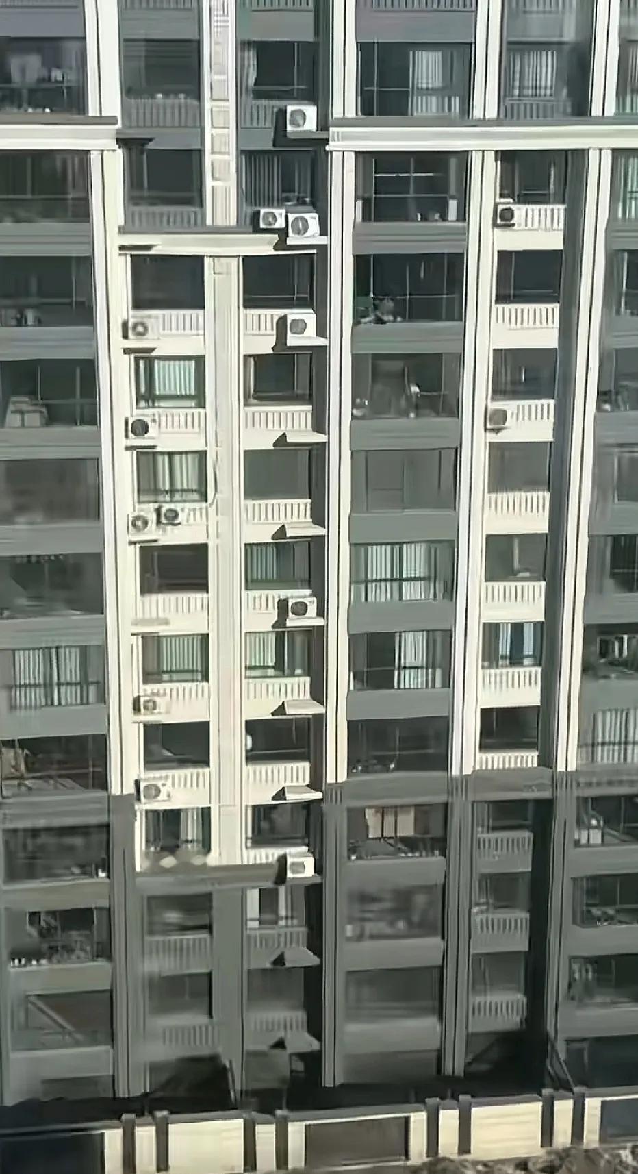 无任何保护的措施，这个高度看着都头晕，阿姨，这个窗玻璃非擦不可？高难度姿势！