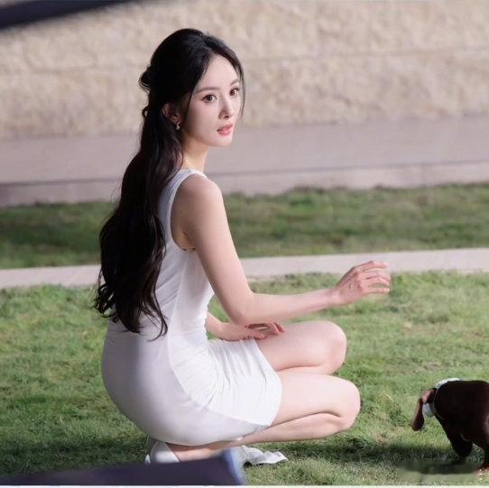 杨幂温柔姐姐小白裙一身简约无袖小白裙，配上半扎长发，杨幂的造型自带怀旧滤镜。