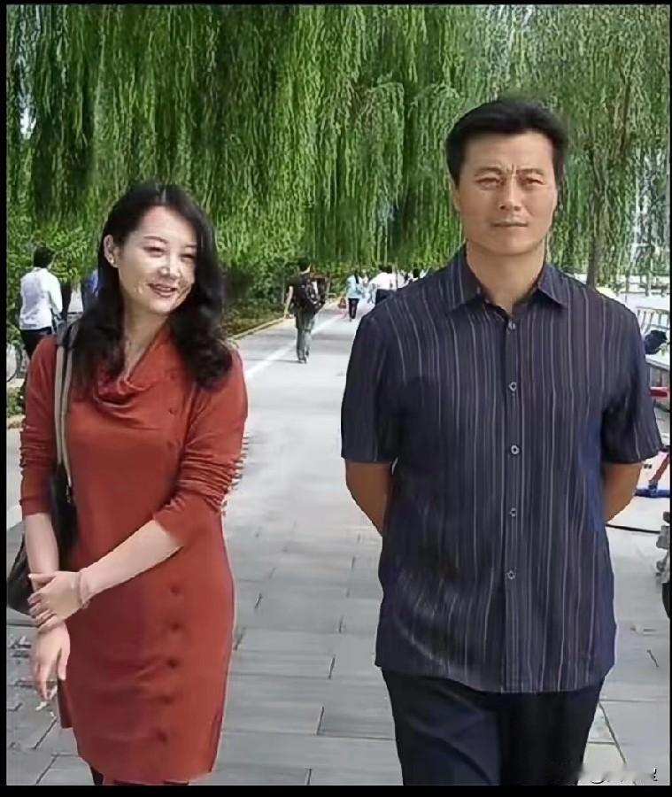 原来他们是夫妻，结婚30年不离弃！成名后换房不换妻，女儿成骄傲！任程伟是一
