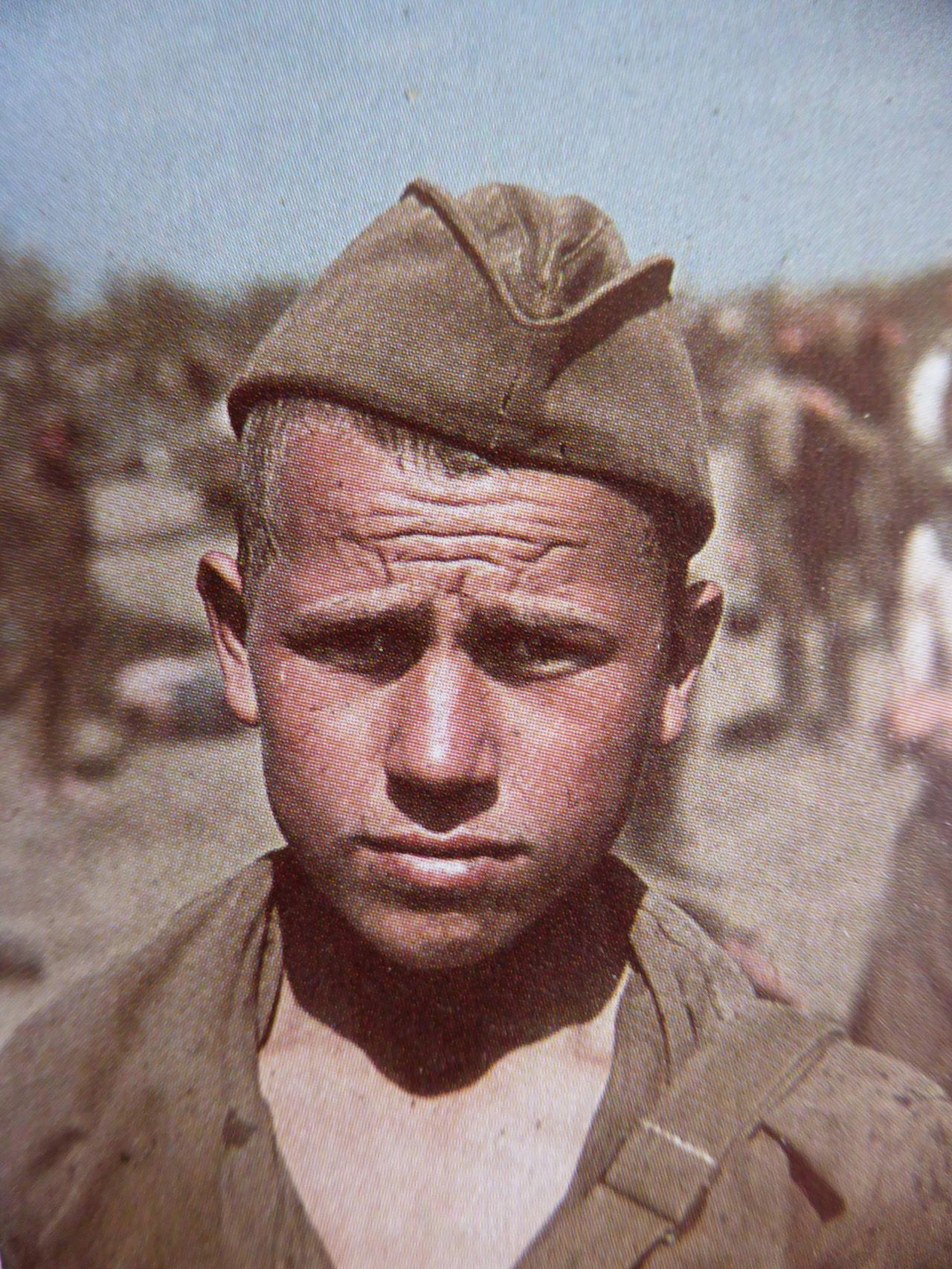 1941年7月，东线，白俄罗斯。德军的某个战俘营内，德军随军记者拍摄了一名苏军战