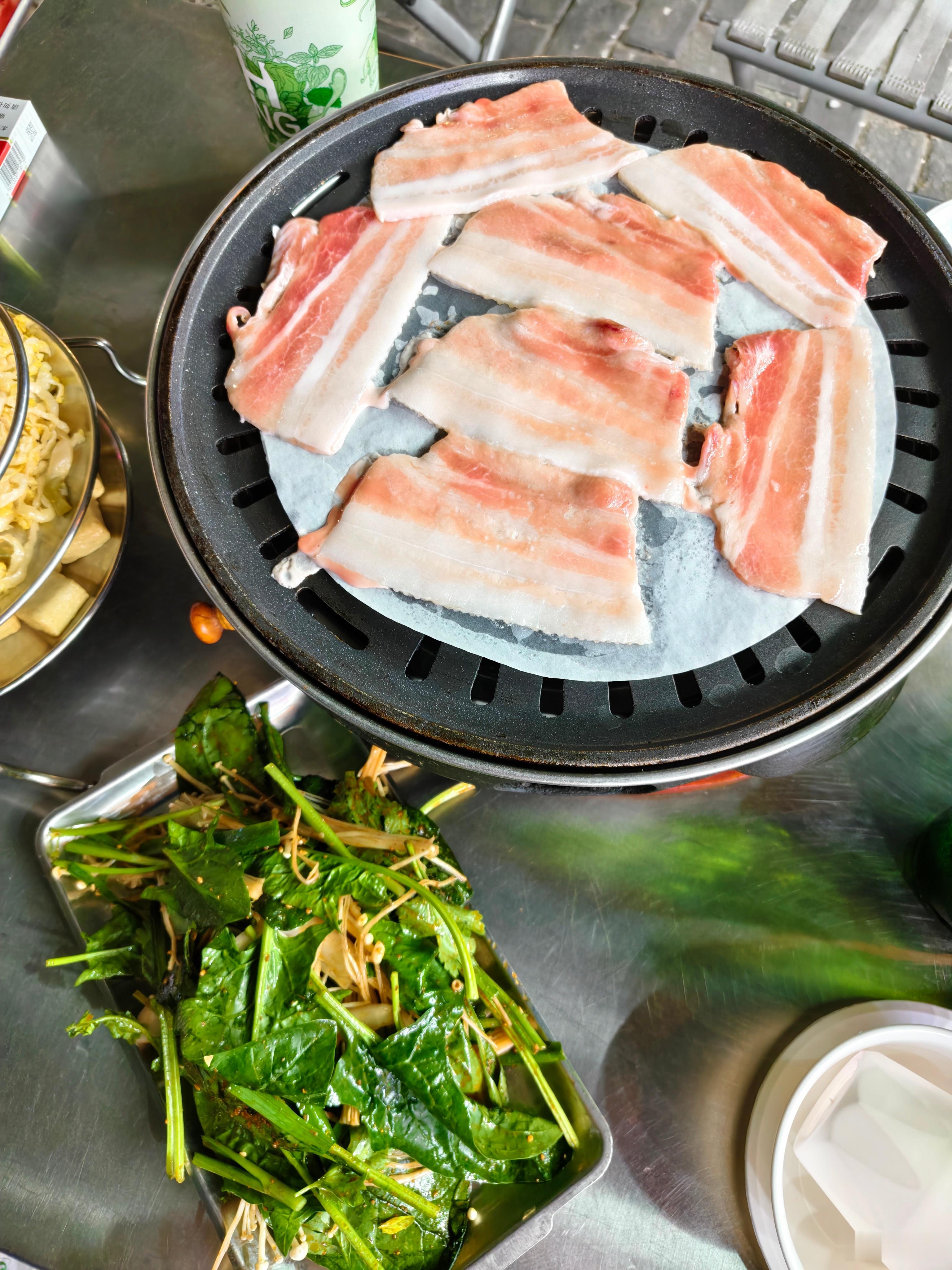 在？出来吃夜宵，我给你烤肉[并不简单]​​​