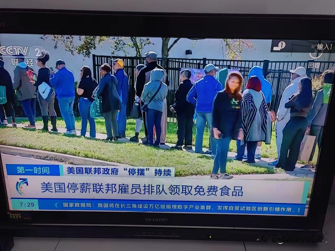 有点看不懂老美的做法，有懂的出来说说。今天的新闻报道美国停薪联邦雇员排队领取