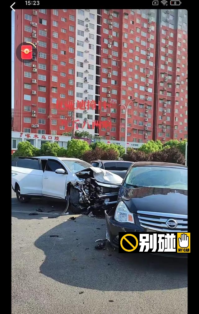 马路三大妈轩逸遇上秦。又是10万出头的碰撞。看来轩逸输的彻底啊。侧面得切割了。