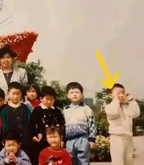 挖到宝了！韦东奕幼儿园旧照曝光！别的孩子都看镜头，他却歪头放空，小手搭脑