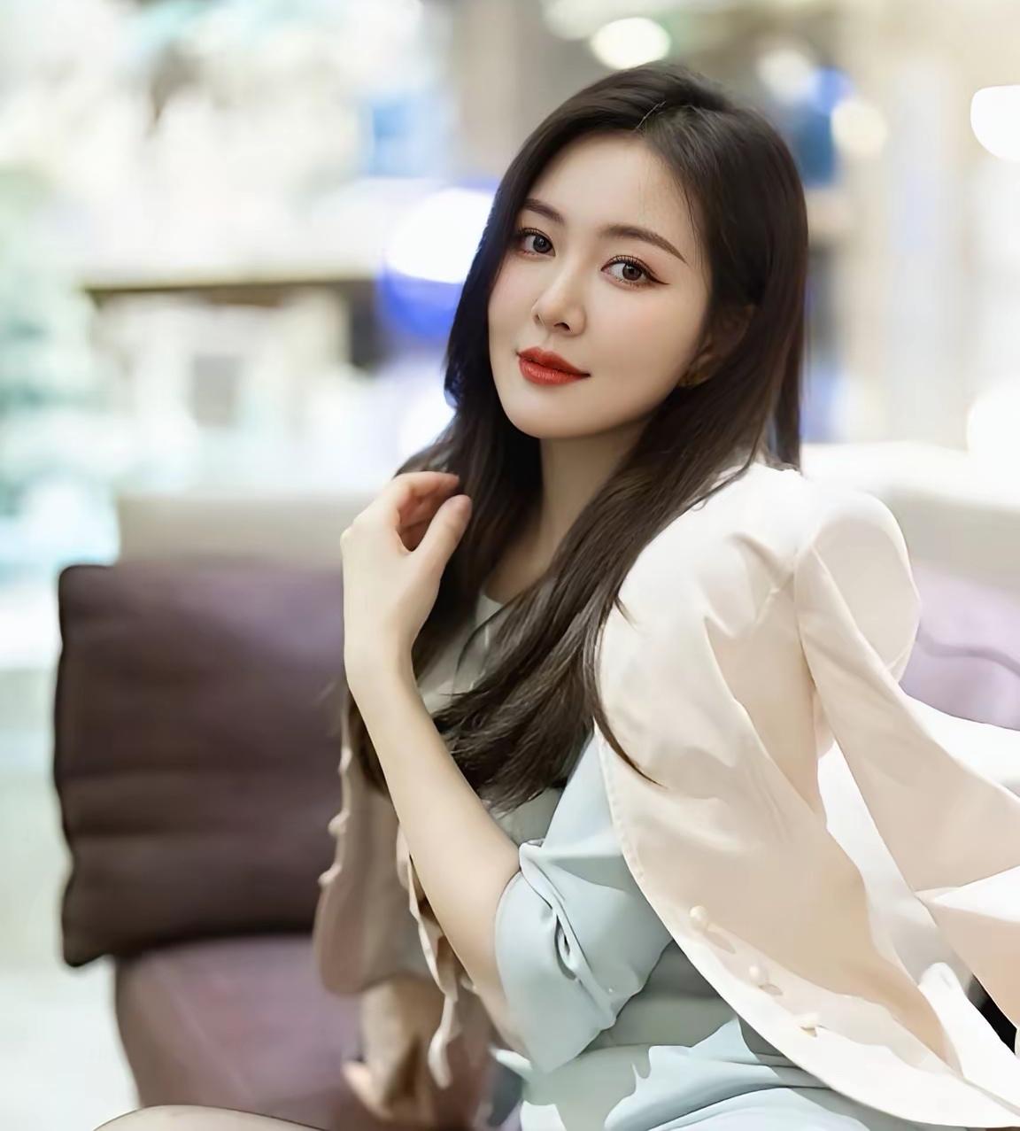 深爱你的人，和你聊的都是柴米油盐，人间烟火；浅爱你的人，和你聊的都是风花雪月，良