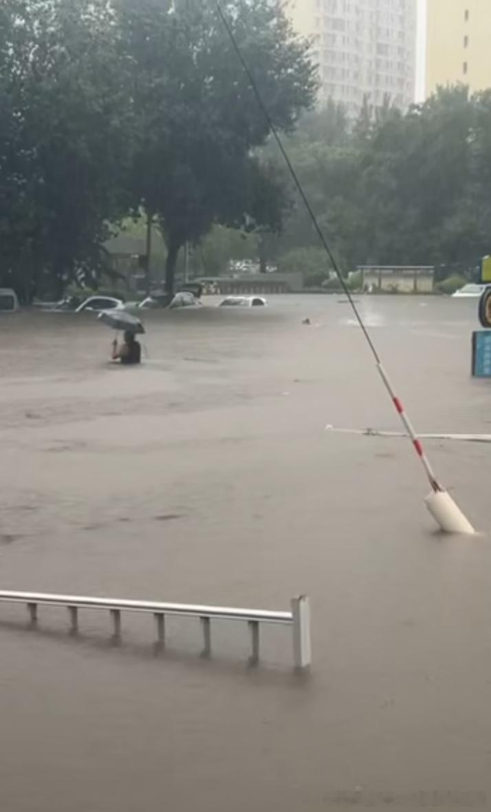 沈阳暴雨太吓人了，学校停课，发文建议沈阳非必要不出门，这么深的水让我怎么过呀，我