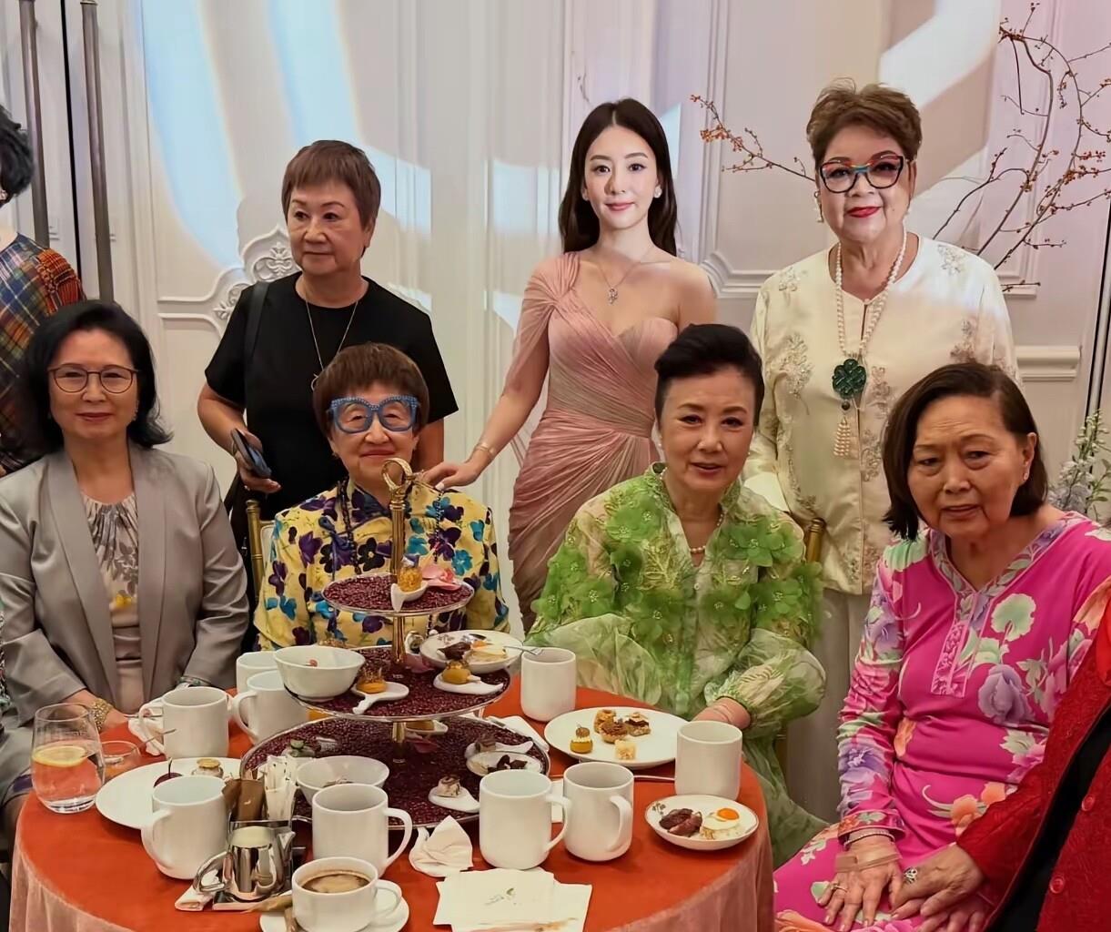 方媛站在奚梦瑶答谢宴后排，粉色纱裙不抢眼，但汪明荃晒这张合照本身就不简单。那张照片我看了好几遍。她站