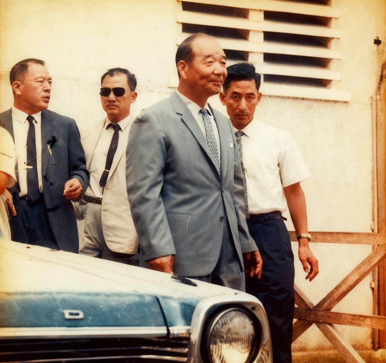 这是1967年，胡琏遭遇暗杀后，走出“大使馆”时，一张罕见的留影，此时几名保镖围