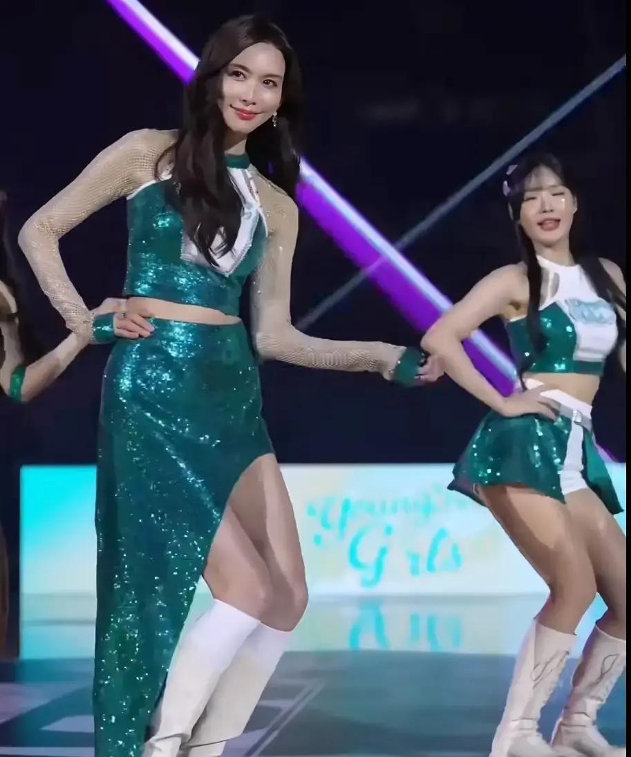 长袖遮不住51岁身材她跳啦啦队，镜头拉近，长袖网衣把胳膊包得严丝合缝，远看