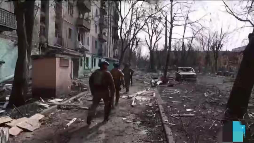 红军城这波操作太绝了！俄军刚打穿关键防线，普京就喊全球记者进城参观，泽连斯基急着