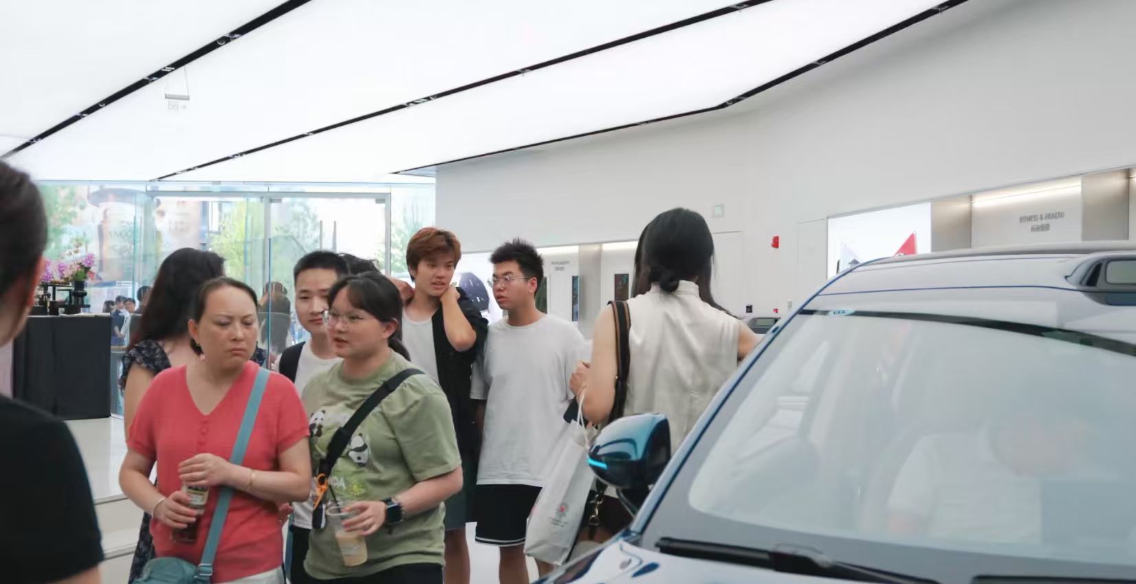 为了赶最后补贴年轻人扎堆看车这届年轻人是真会过日子！车展上秒变打卡点。环保又省油