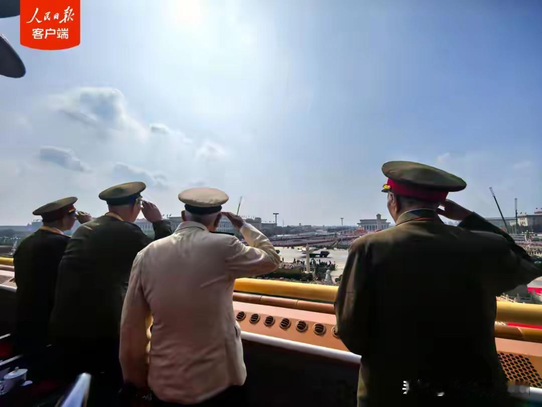 93阅兵式：有3个敬礼瞬间让“我”流泪了！第一个瞬间当步兵方阵经过广场时