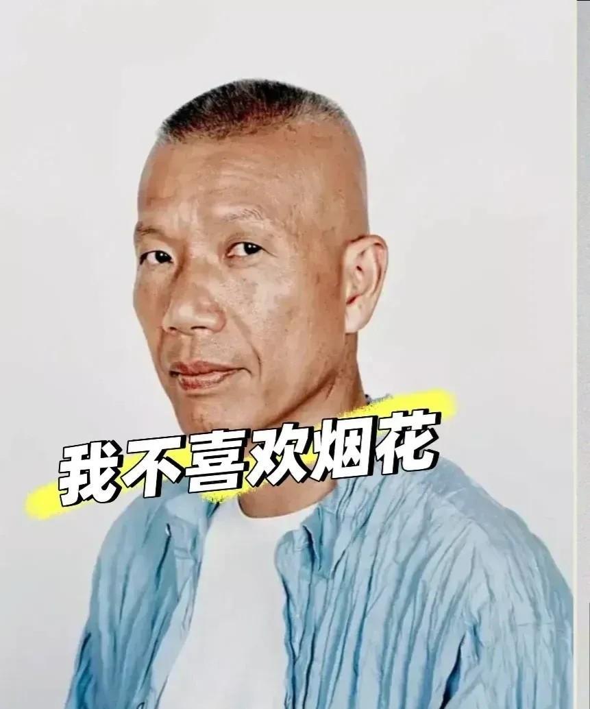 网上一片沸腾，蔡国强和始祖鸟怂了！问题是，他还是真正的中国人吗？难说！早在上