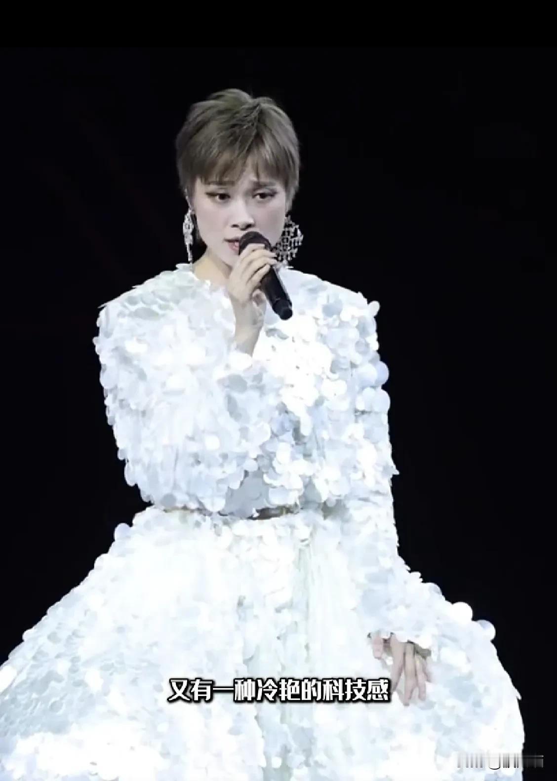李宇春演唱会的服装又掀起一波热度。李宇春一直以短发示人，表现的比较中性。