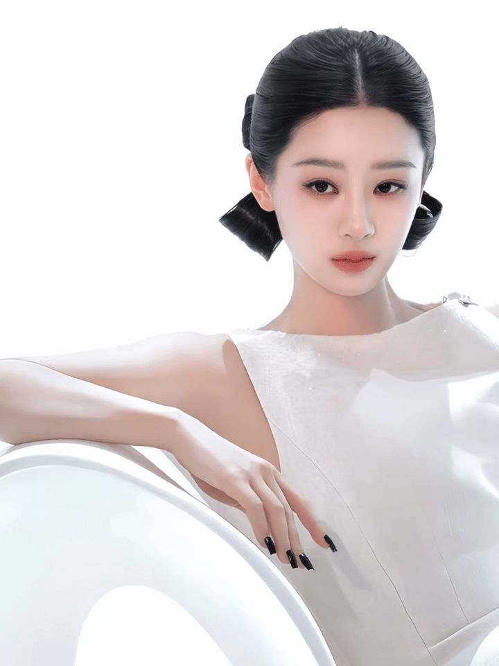 目前娱乐圈不承认整容的女明星很多但是做到杨紫这个程度的她是第一人反正自己没否