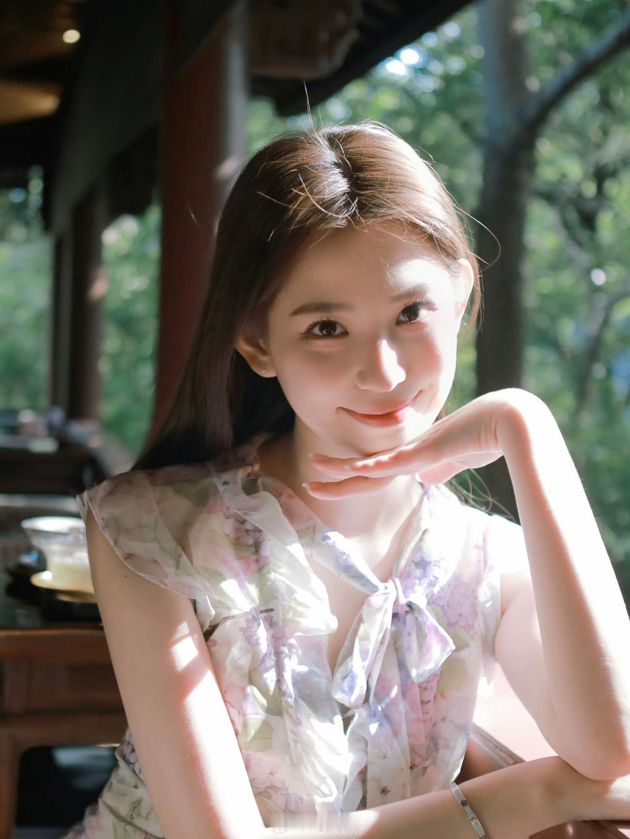 阳光下的温柔微笑，花裙飘逸，静享美好时光。