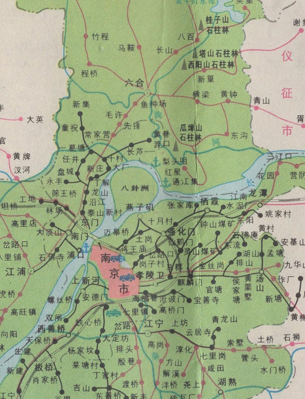 很多人觉得南京规模惊人，这种体感其实不假。紫金山、玄武湖与长江铺开天然骨架，明