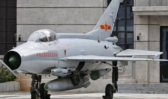 为何中国能仿制苏联武器，却很少仿制美国武器？说白了不是不能仿，而是仿苏联的更划算