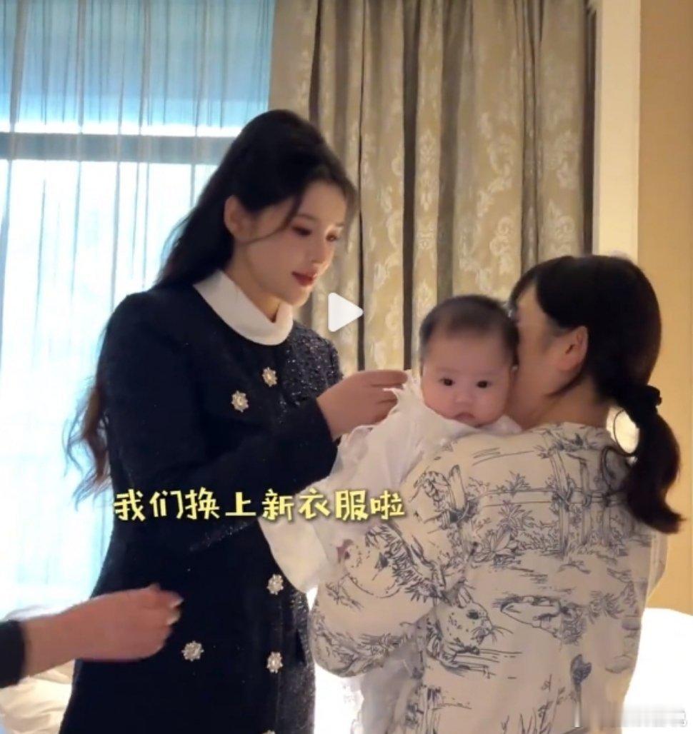 女明星李心艾晒女儿百日宴视频，李心艾疑似再度整容！近日，女明星李心艾发视频，晒出