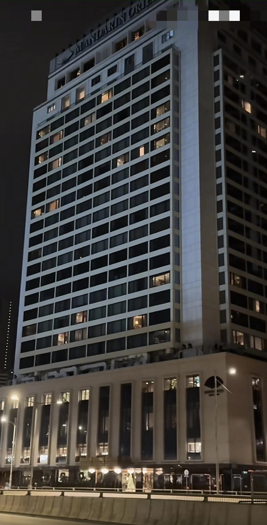 还不到4月1日，张国荣忌日的前两天，中国香港文华东方酒店楼下就摆满了鲜花，张国荣