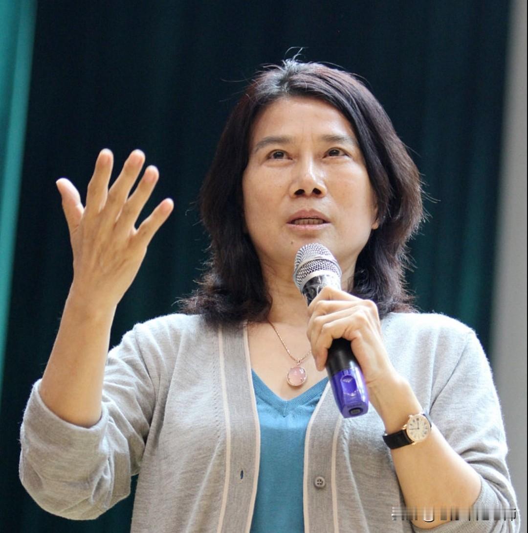 董明珠铿锵有力的一段话：我们公司没有一个高鼻子蓝眼睛的外国人，这是第一。我们12