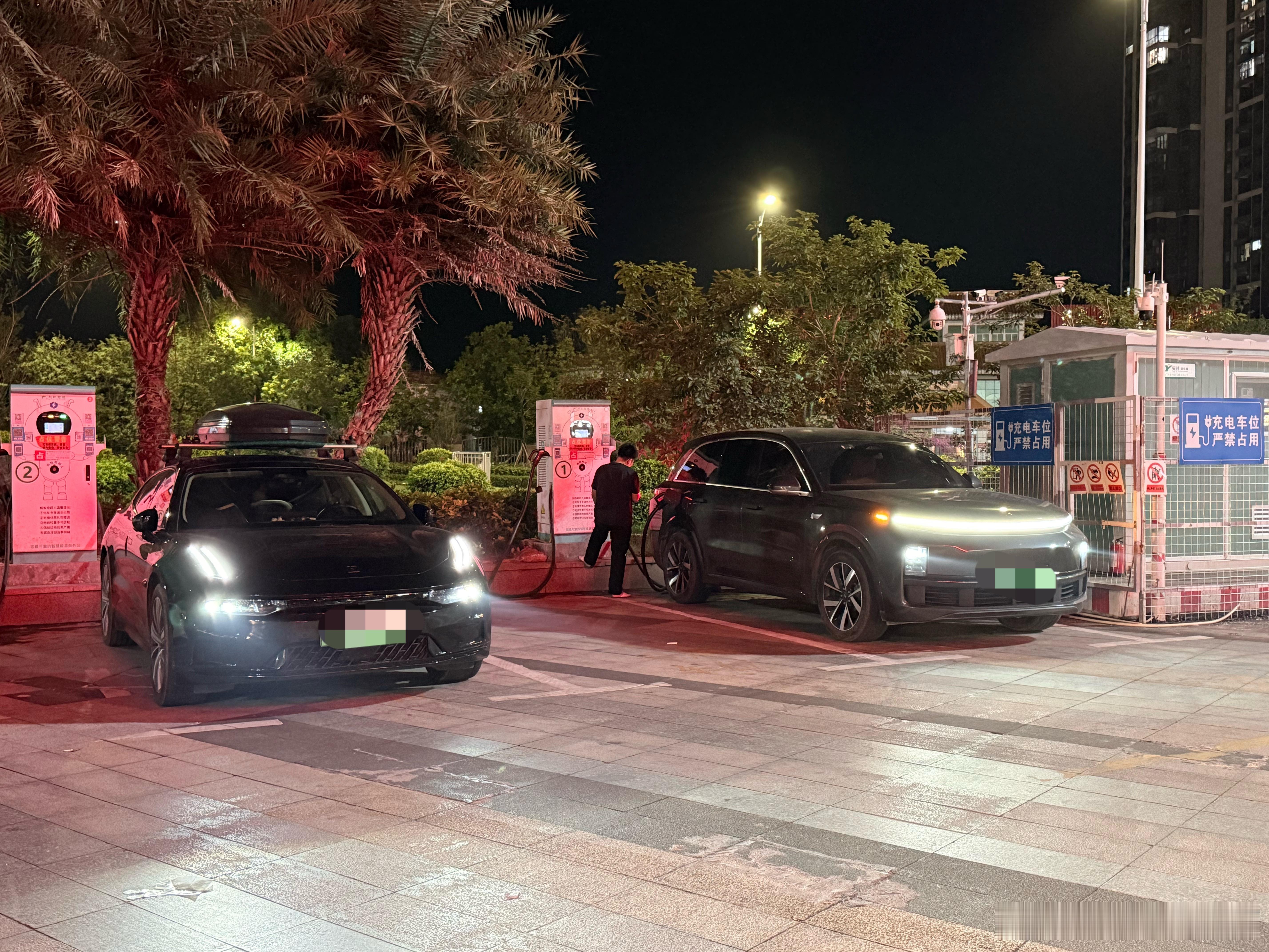 我开纯电的极氪001和增程的理想出来还不是我去充电，他也跟着来充还有一台理想on