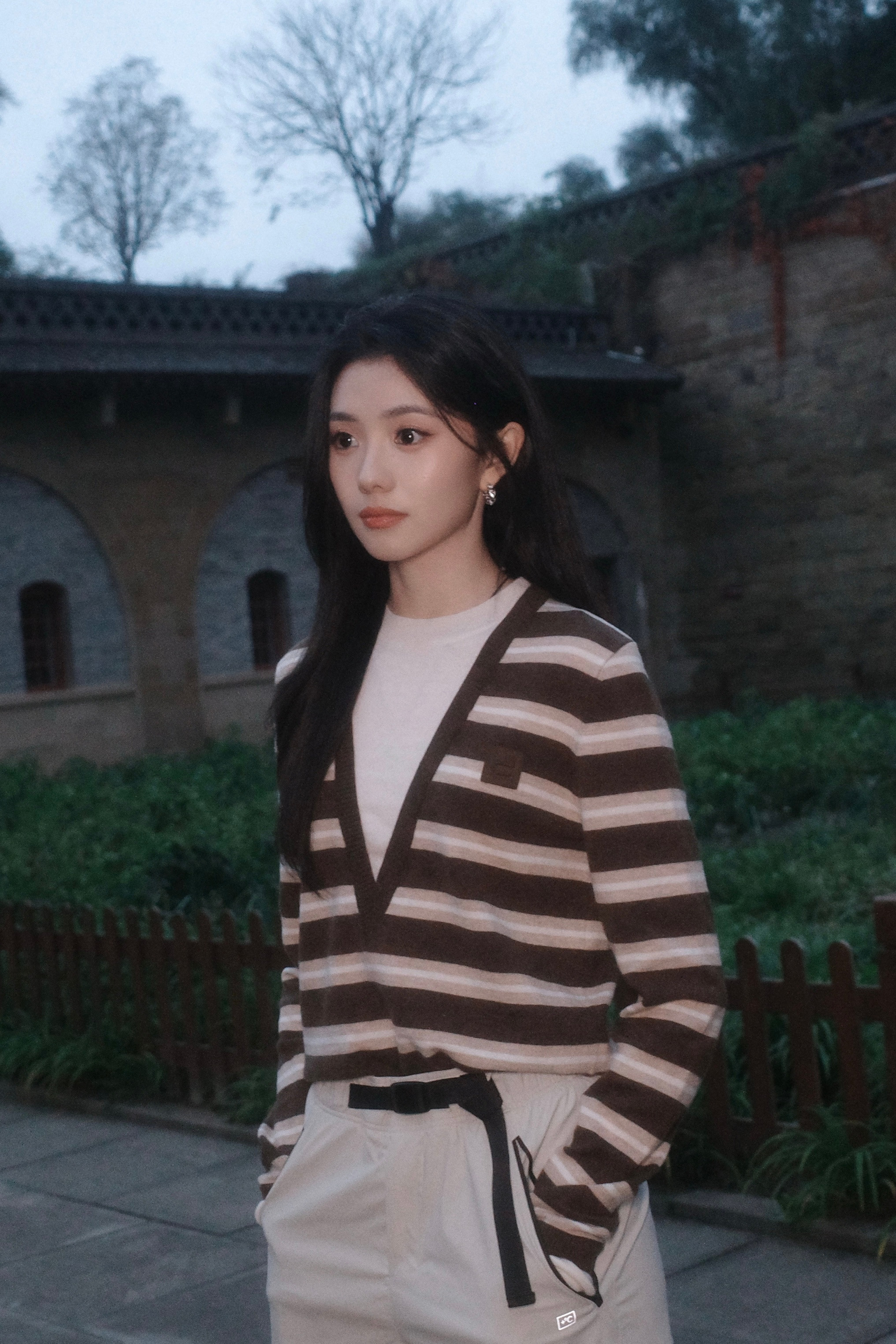 眼睛大得像黑夜里的探照灯我们存….🌙✨