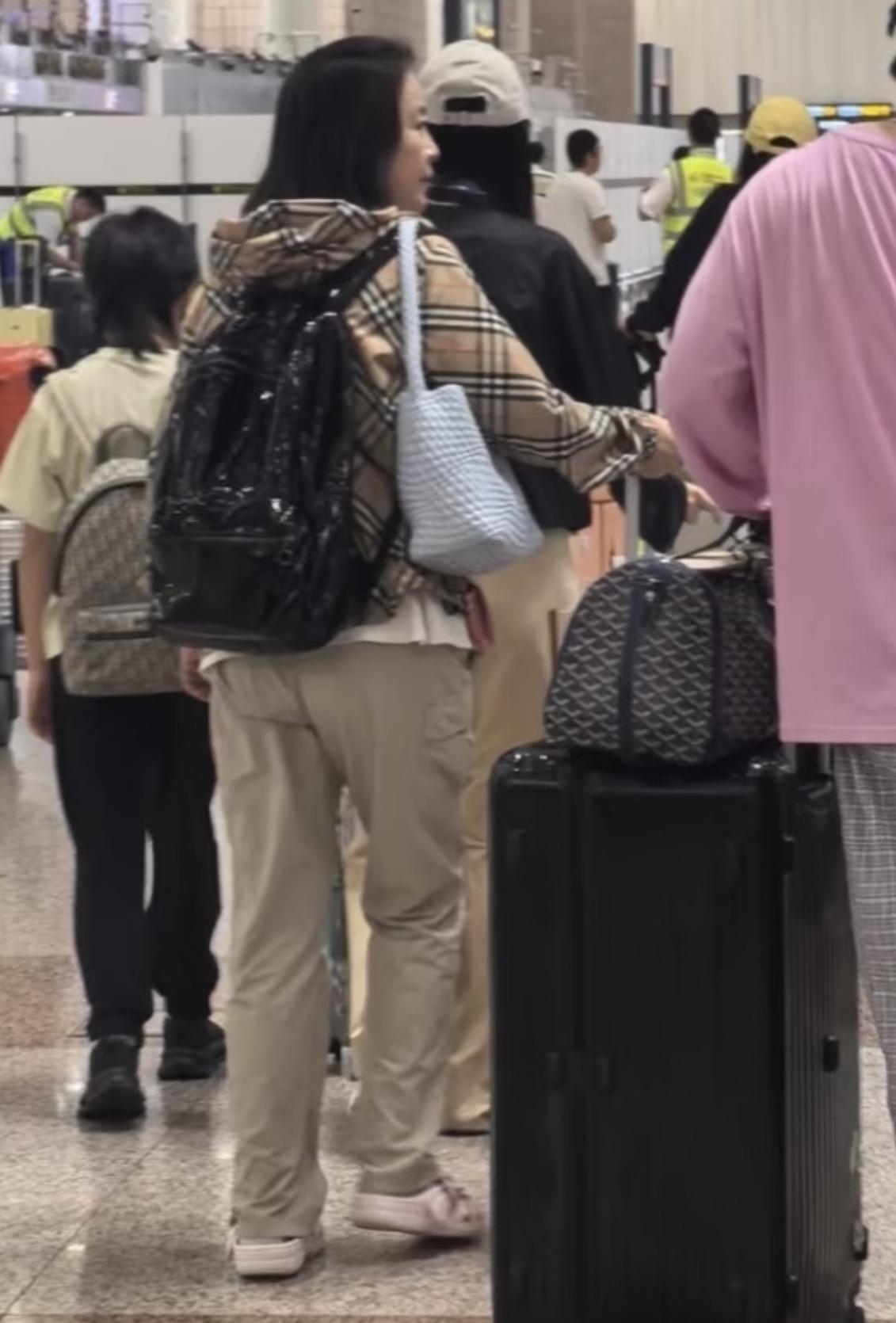 Baby一家现身机场回上海，母亲罕见露侧脸，鼻梁很高很漂亮，baby完全是遗传了