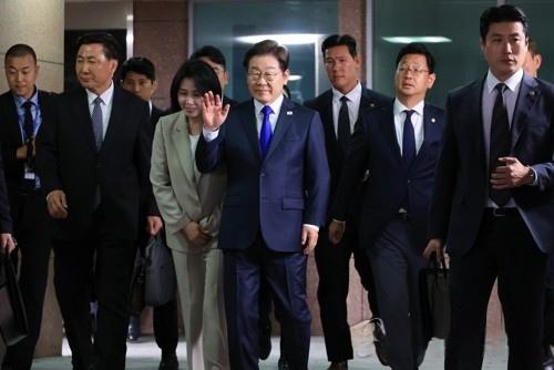 大局已定，李在明携夫人金惠景深夜前往国会。着装明显臃肿，大家都懂。避弹衣呗