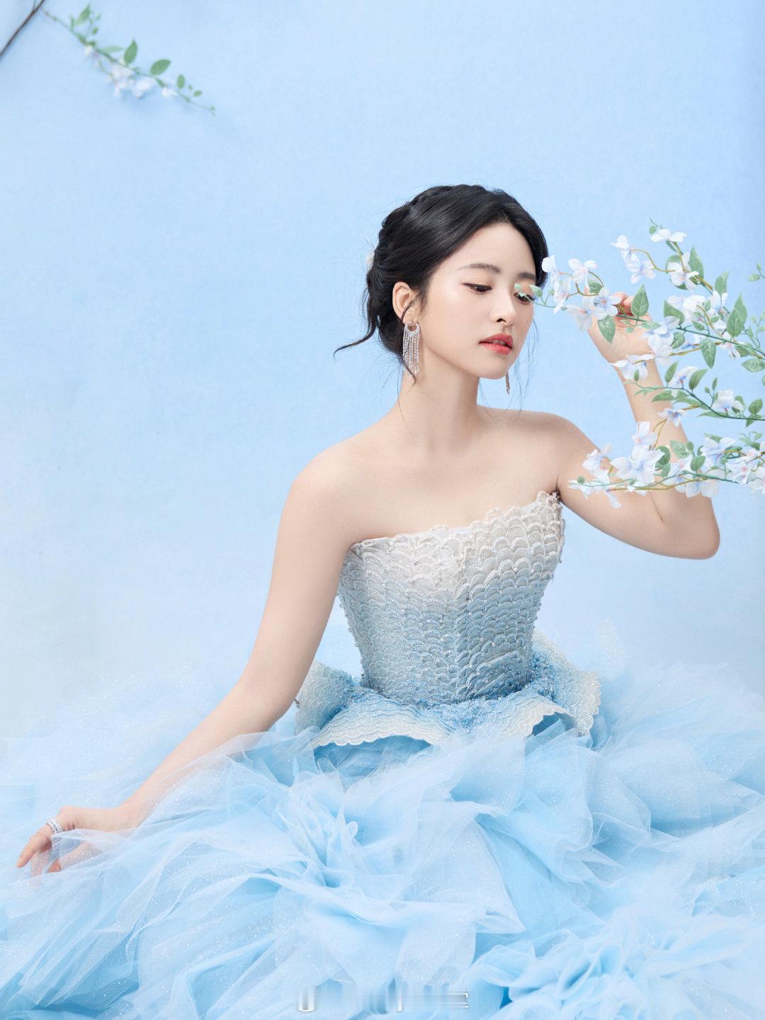 沈月红毯生图VS工作室精修图，这对比是否有点太明显了……粉丝总说她瘦了，这状态能