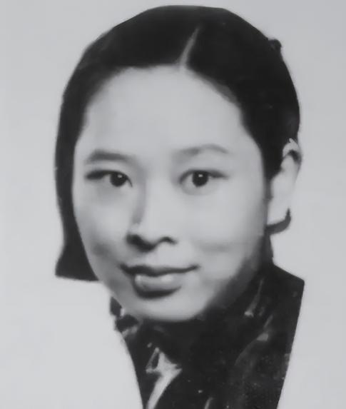 她是黄埔校花出身，建国后官至副部级；丈夫是开国元帅，儿子也是将军。一门三代皆豪杰