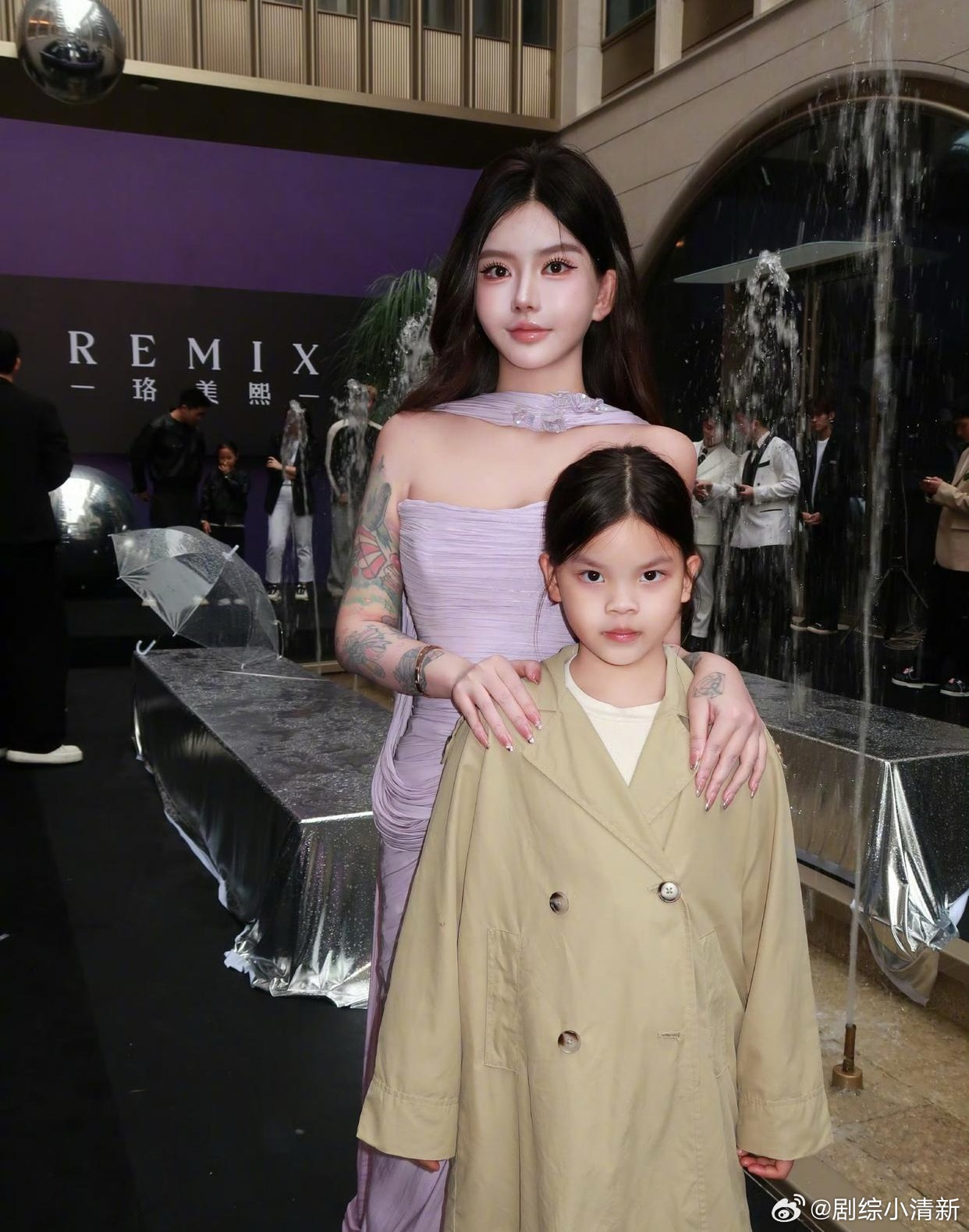 韩安冉带两个女儿参加新店开业，两个女儿都像了各自的爸爸，小女儿长得很像混血儿，大