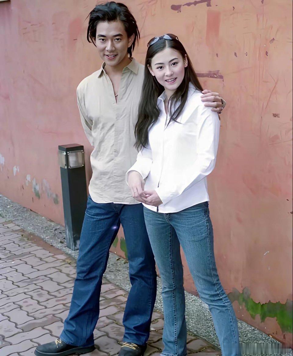 张柏芝年轻时的颜值被严重高估，。她年轻时脸小显的清纯。以前的港台女明星比她漂亮的