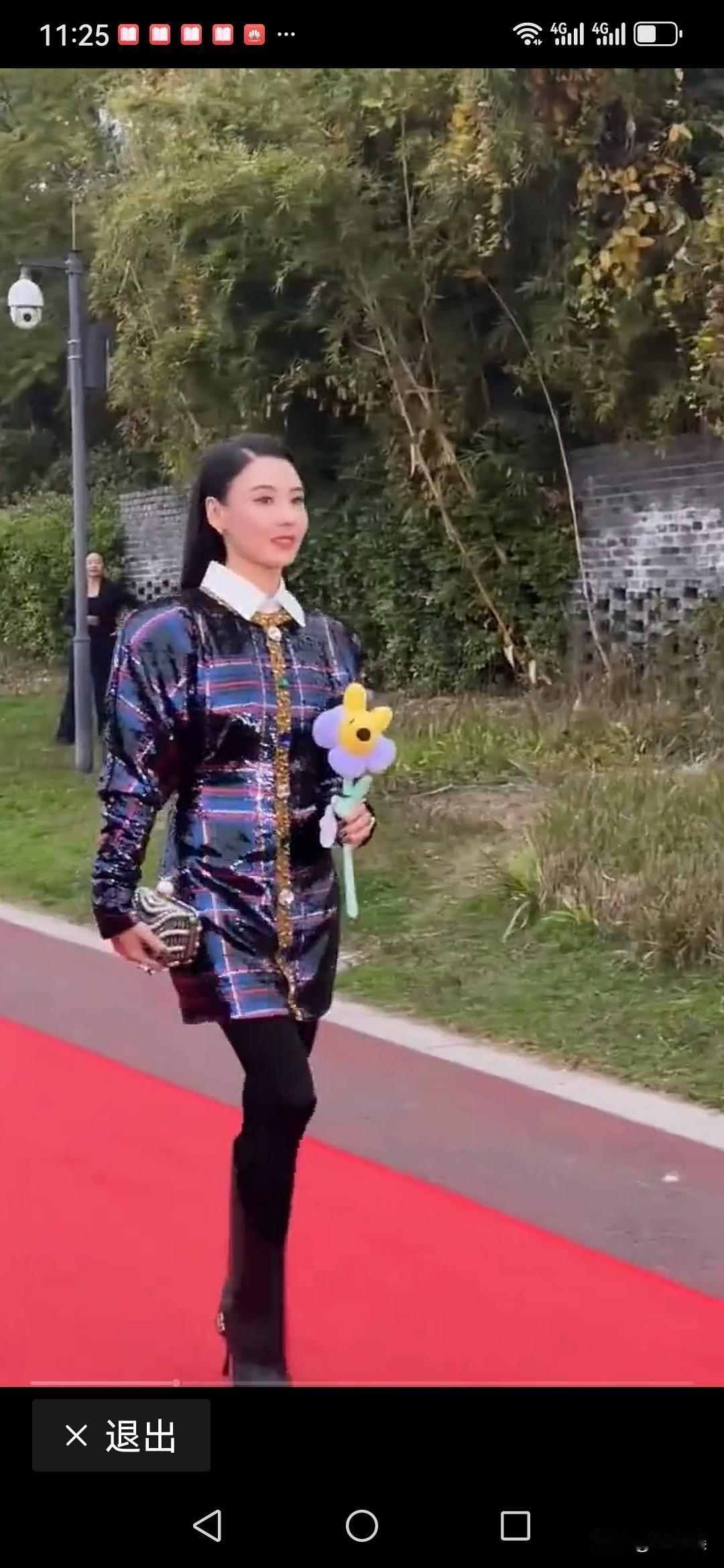 12月27日，张柏芝在成都出席活动，状态引热议。只见当天，45岁的张柏芝穿着时