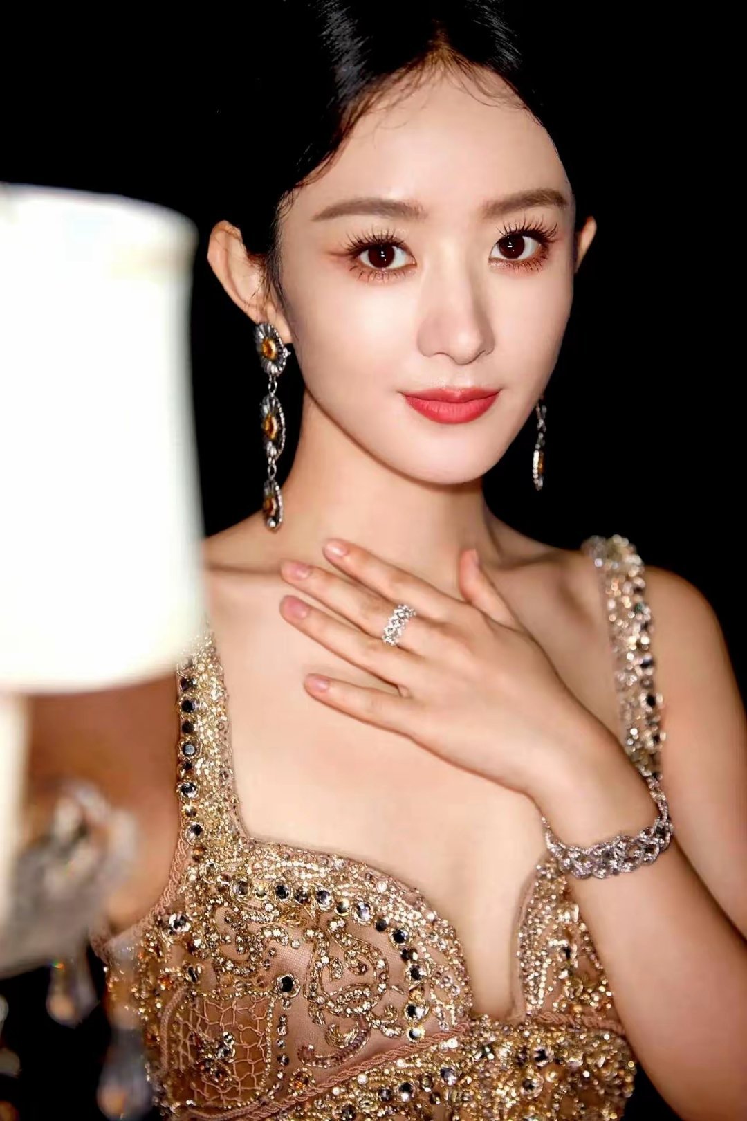 赵丽颖获2025全球观众最喜爱演员被网友质疑，这个全球代表着哪些人？明褒暗贬赵丽