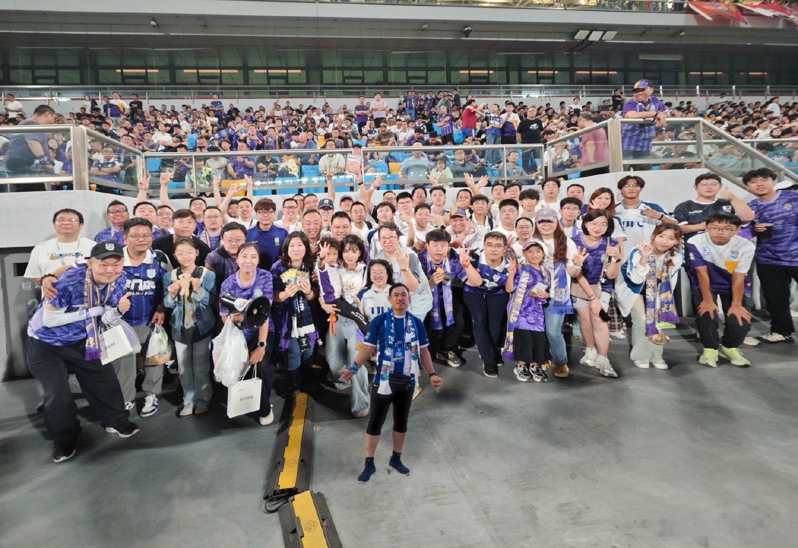 #天津津门虎#[doge]第一次和东野一吨组合亲身参与tifo。南北看台同时举起鸡哥和哈根达斯的球衣