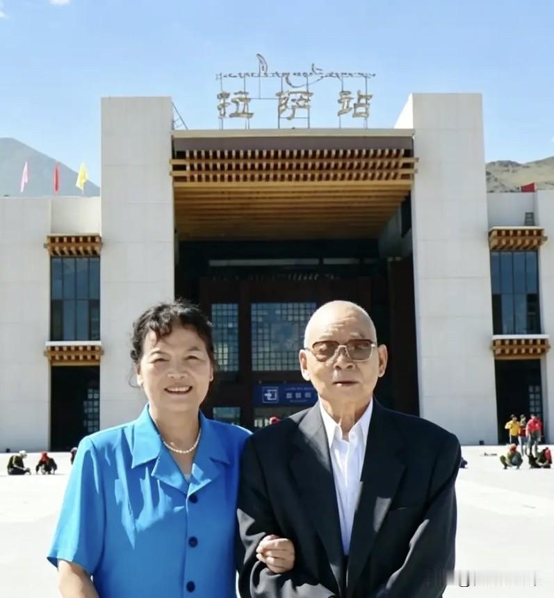 2006年7月，原西藏自治区党委第一书记、西藏军区第一政委阴法唐将军与夫人李国柱