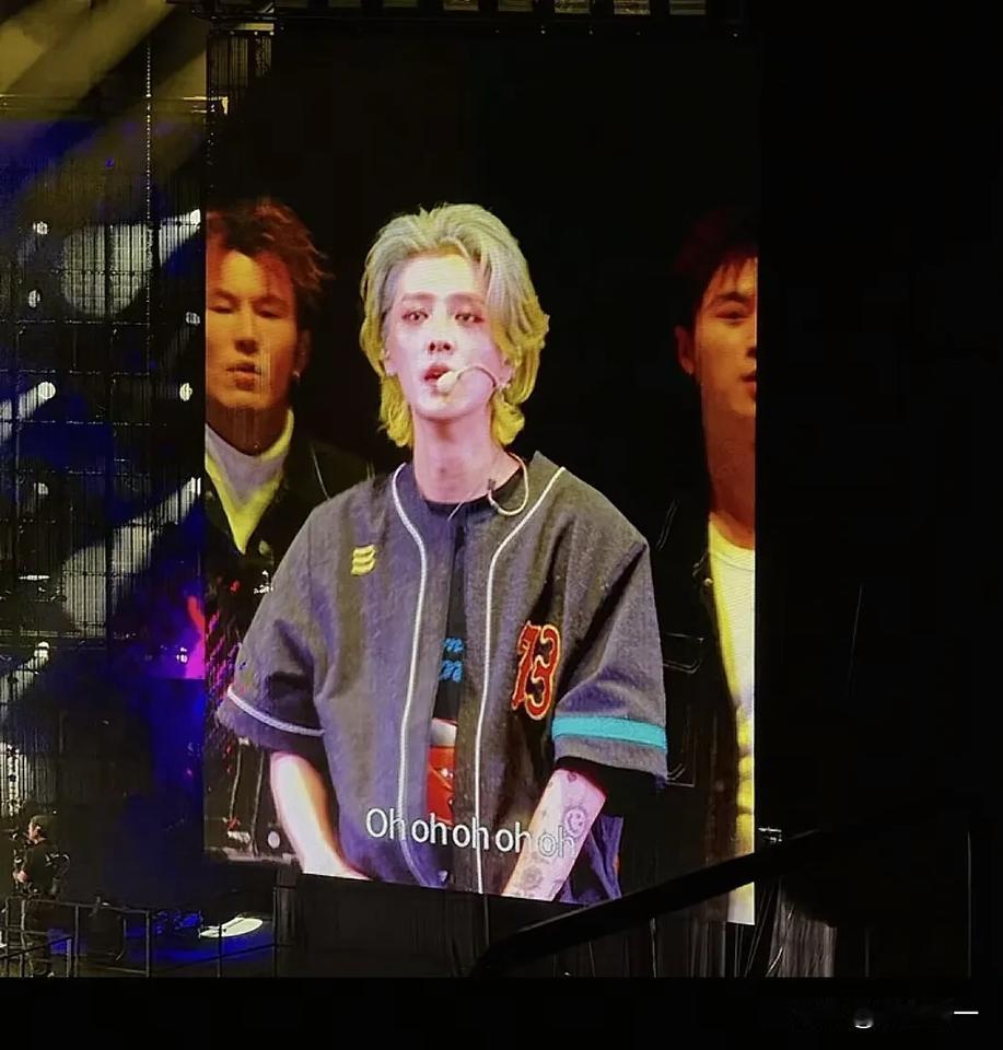 不是，这竟然是35岁鹿晗!上海四巡演唱会完全天神下凡啊，大屏帅的人头晕。他和关晓