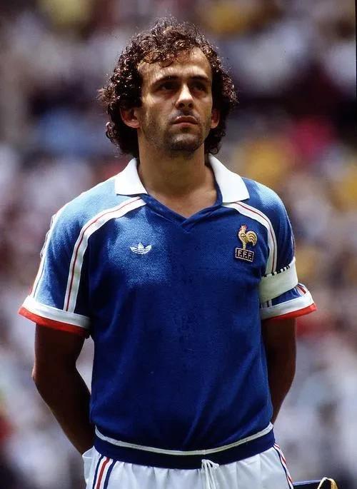 普拉蒂尼，范巴斯滕和普斯卡什这三位谁的历史地位更高？普拉蒂尼连续3次欧洲金球